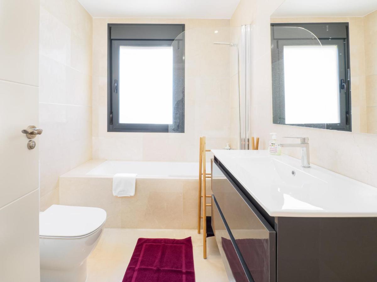 2306 - Brand New Apt, Walking Distance To Beach! Casares Esterno foto